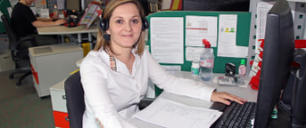 Une collaboratrice dans un bureau Une collaboratrice dans un bureau